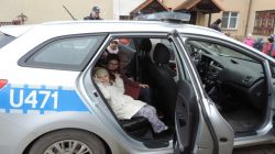 Na tylnej kanapie zasiadły dziewczynki